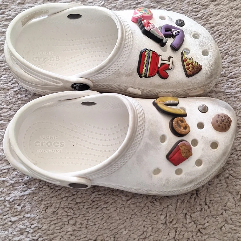 Crocs Kids White Clogs with Fun Charms Size 11 - Picture 2 of 3